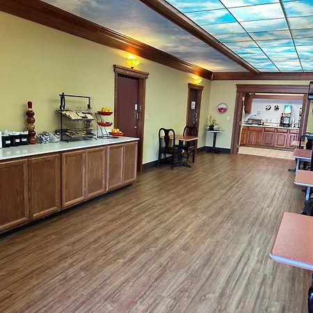 Ramada By Wyndham Saginaw Hotel & Suites Екстериор снимка