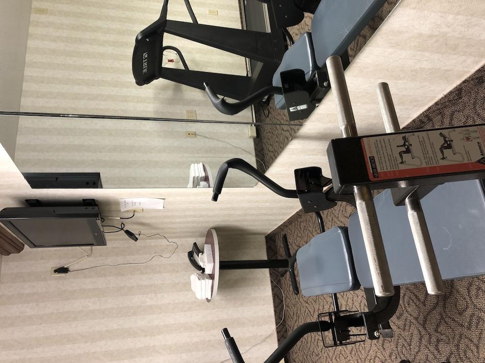 Ramada By Wyndham Saginaw Hotel & Suites Екстериор снимка