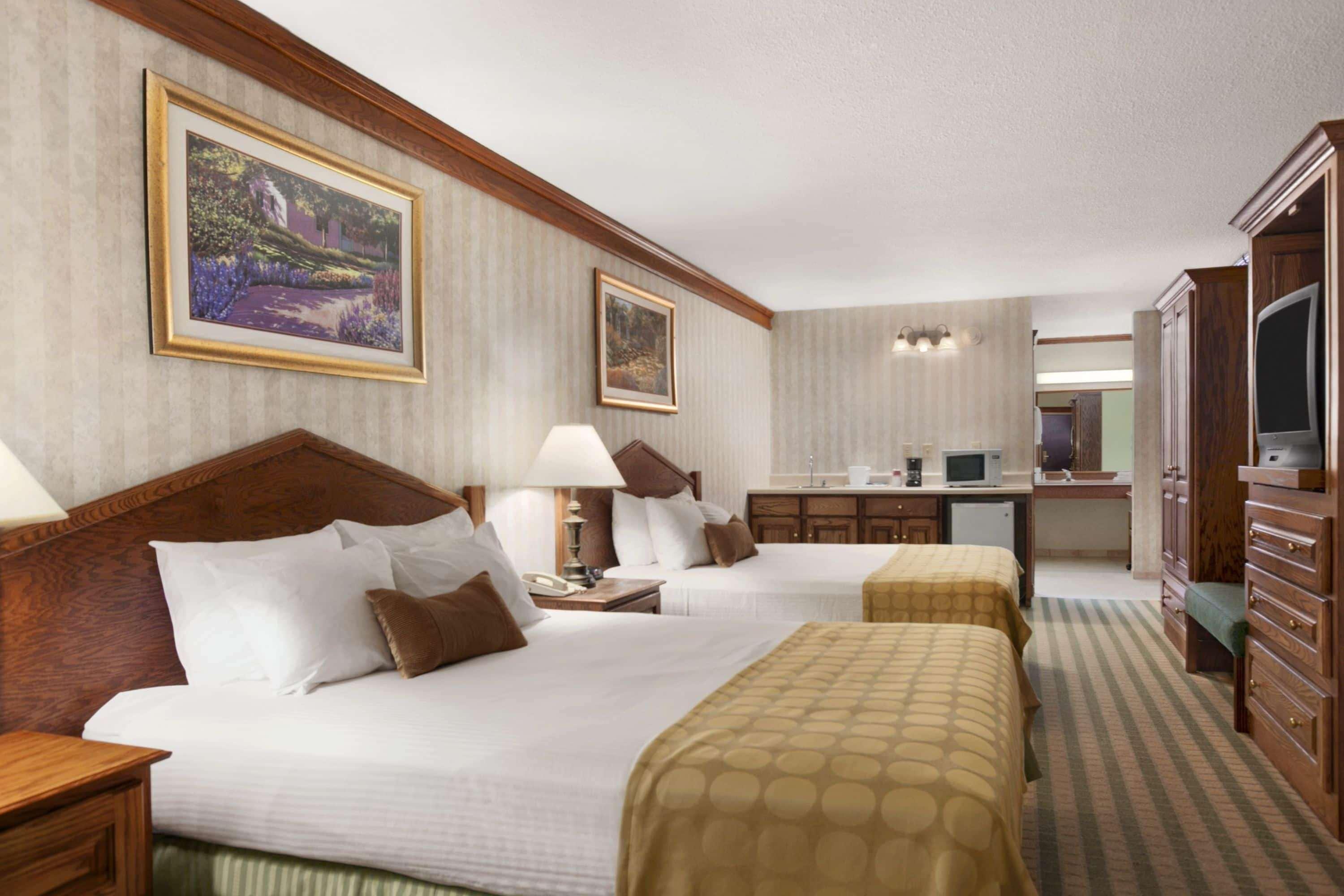 Ramada By Wyndham Saginaw Hotel & Suites Екстериор снимка
