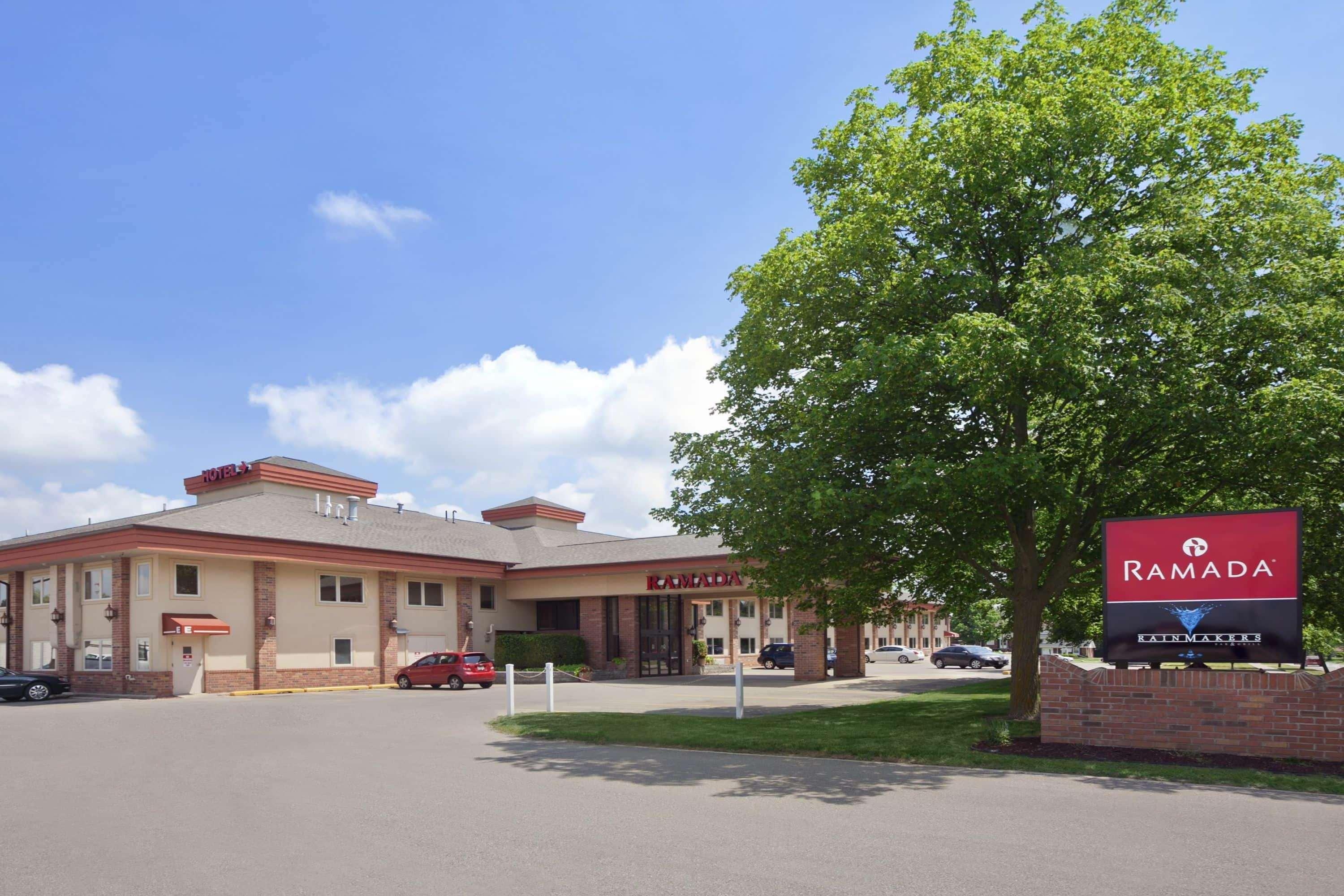Ramada By Wyndham Saginaw Hotel & Suites Екстериор снимка