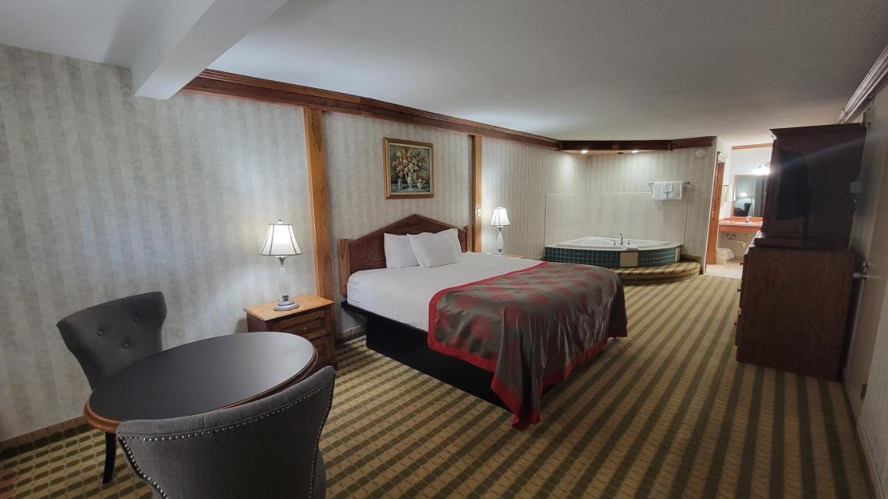 Ramada By Wyndham Saginaw Hotel & Suites Екстериор снимка