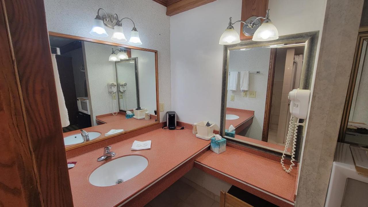 Ramada By Wyndham Saginaw Hotel & Suites Екстериор снимка