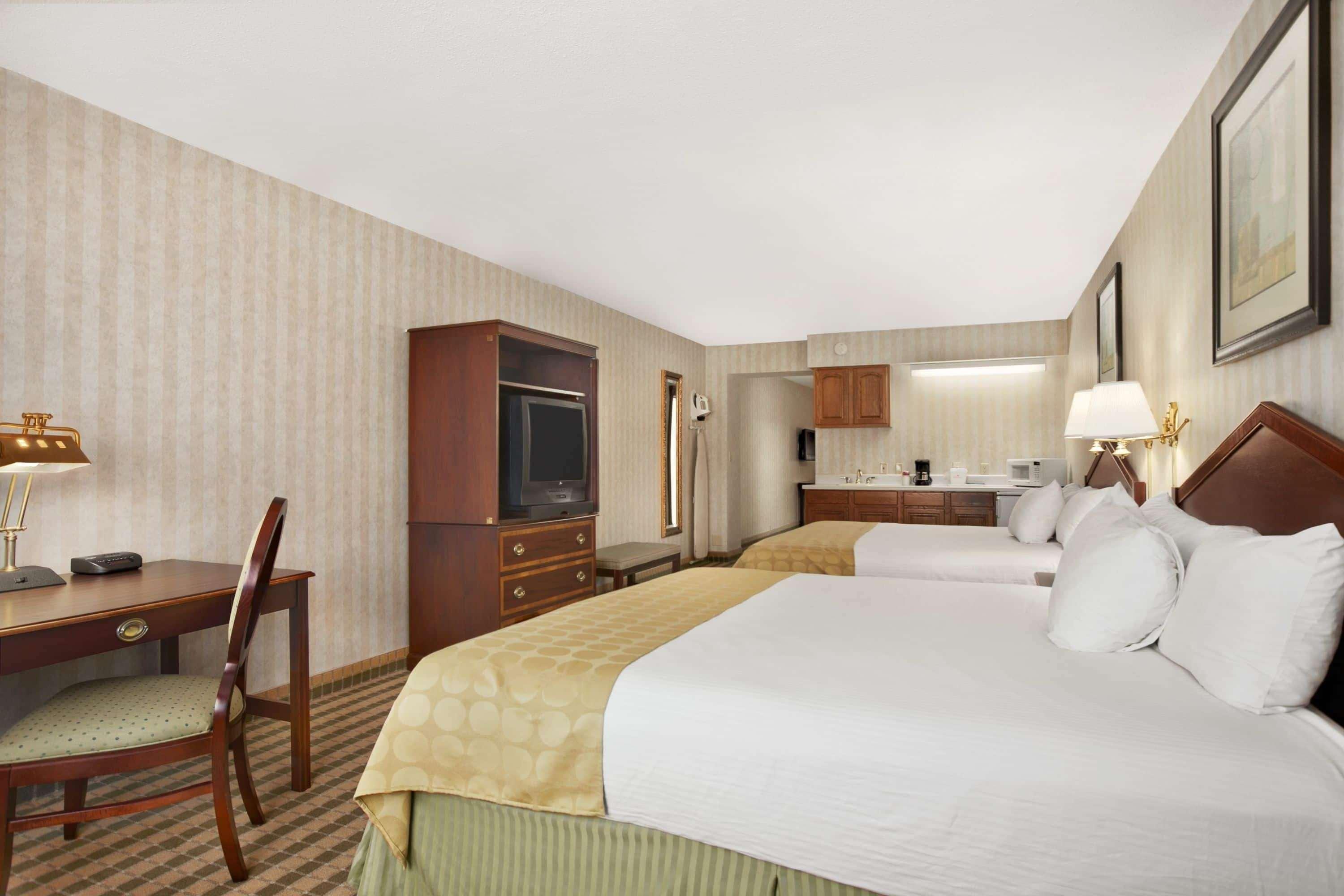 Ramada By Wyndham Saginaw Hotel & Suites Екстериор снимка