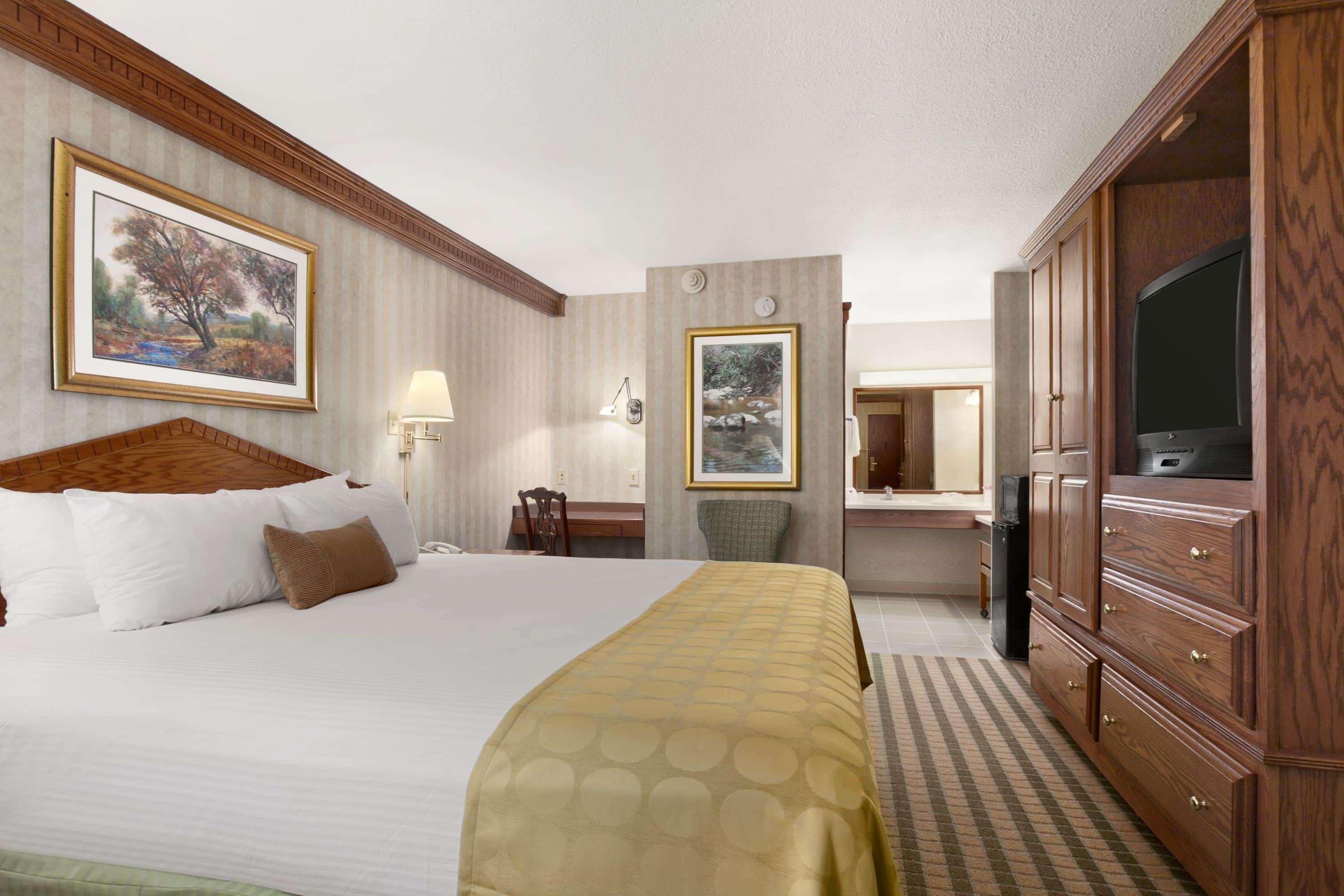 Ramada By Wyndham Saginaw Hotel & Suites Екстериор снимка