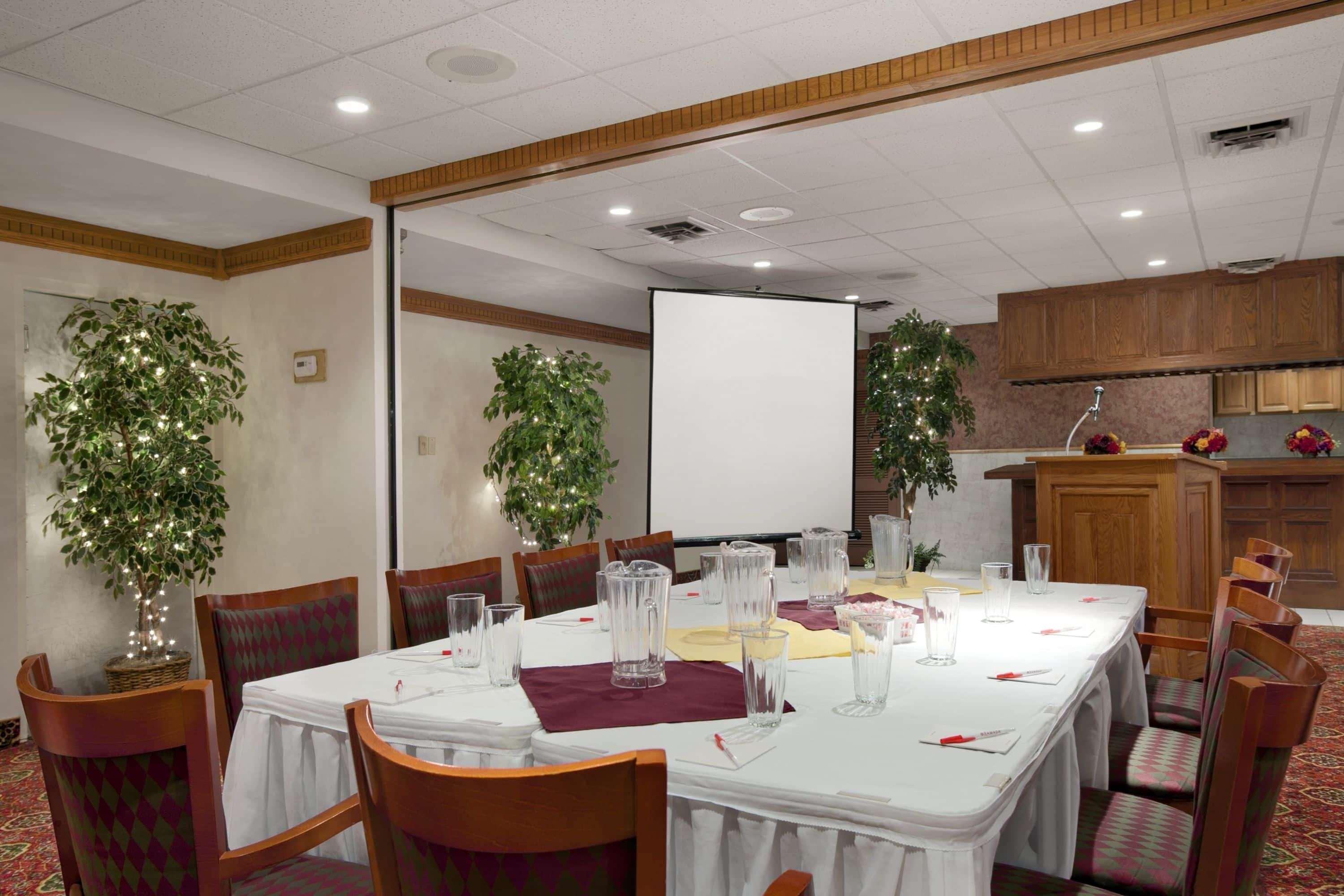 Ramada By Wyndham Saginaw Hotel & Suites Екстериор снимка