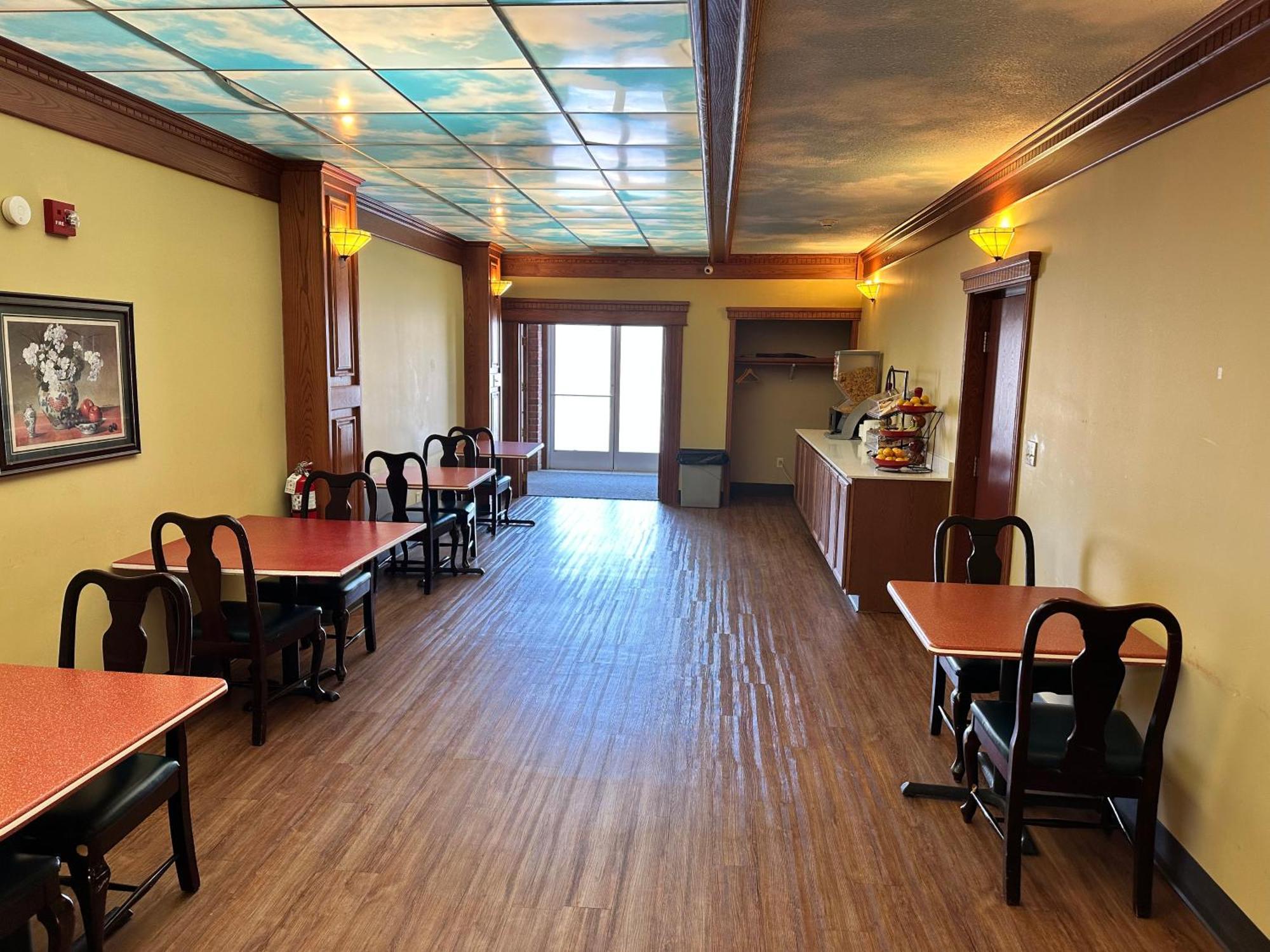 Ramada By Wyndham Saginaw Hotel & Suites Екстериор снимка
