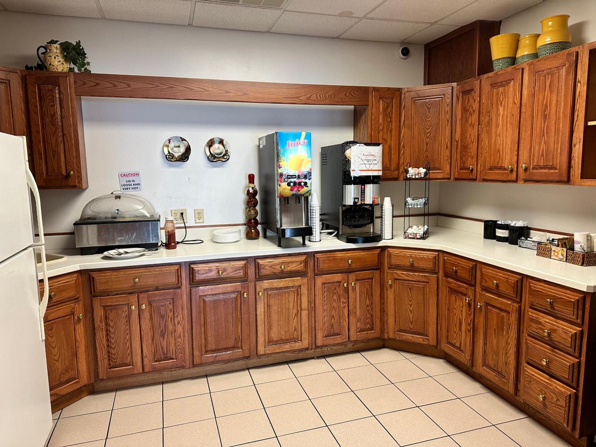 Ramada By Wyndham Saginaw Hotel & Suites Екстериор снимка