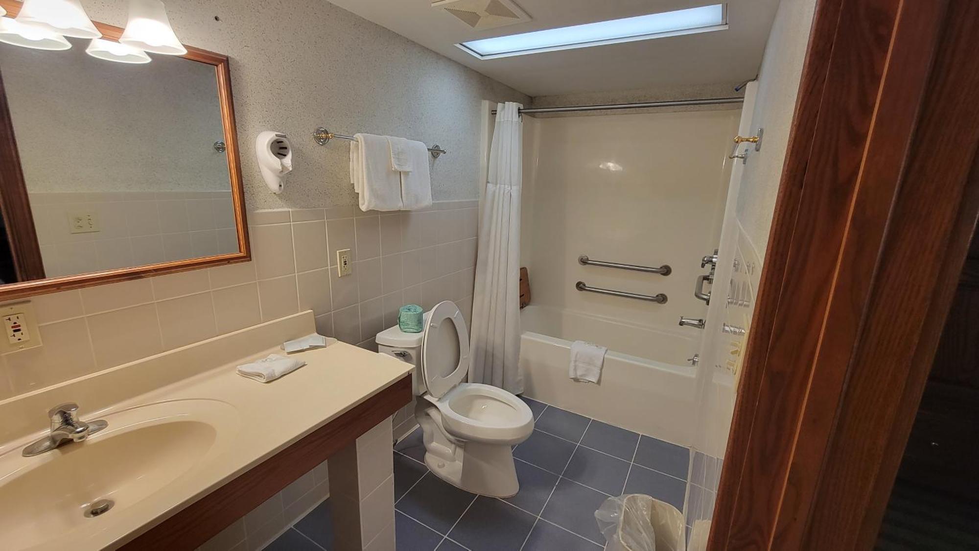 Ramada By Wyndham Saginaw Hotel & Suites Екстериор снимка