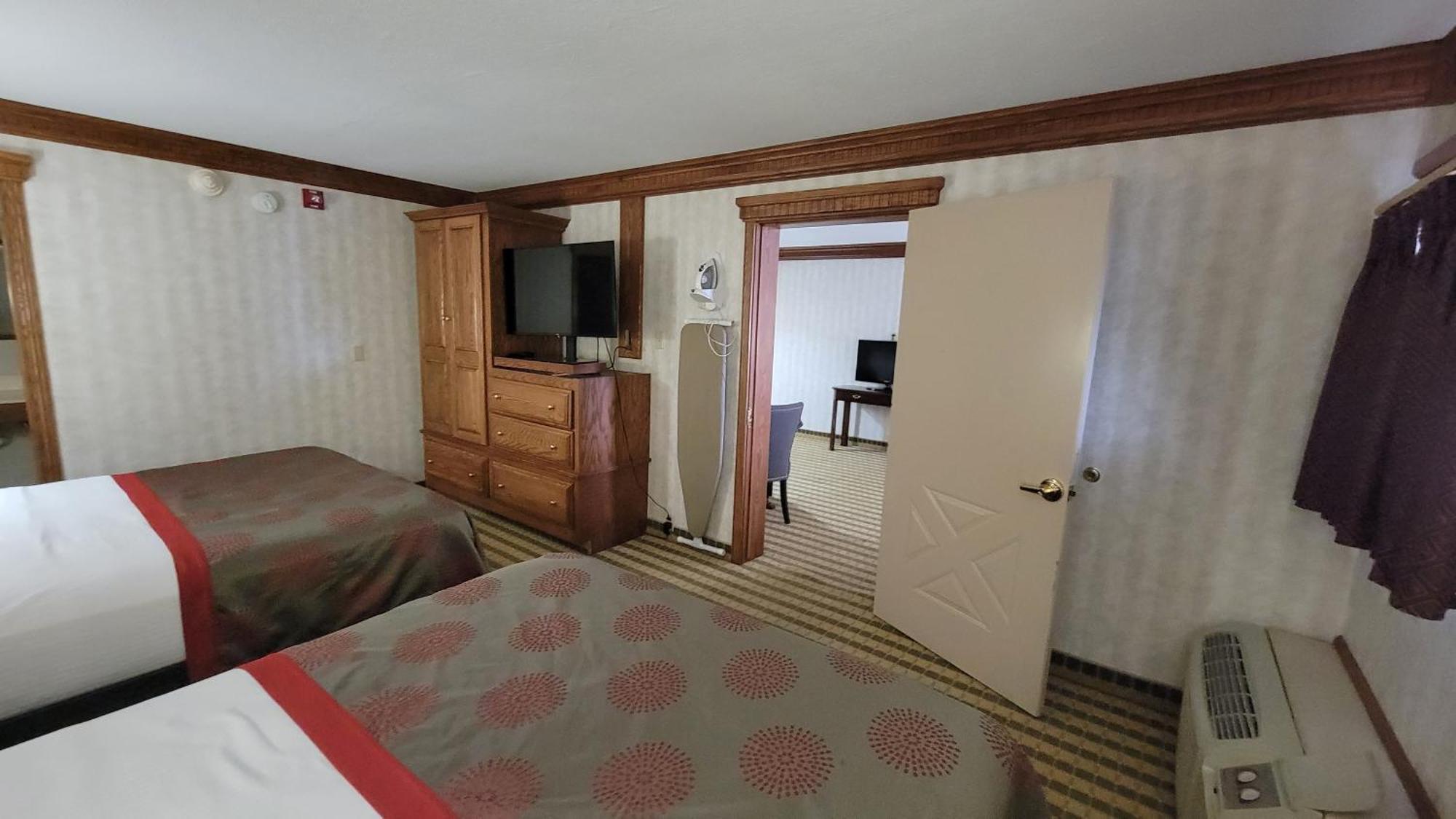 Ramada By Wyndham Saginaw Hotel & Suites Екстериор снимка