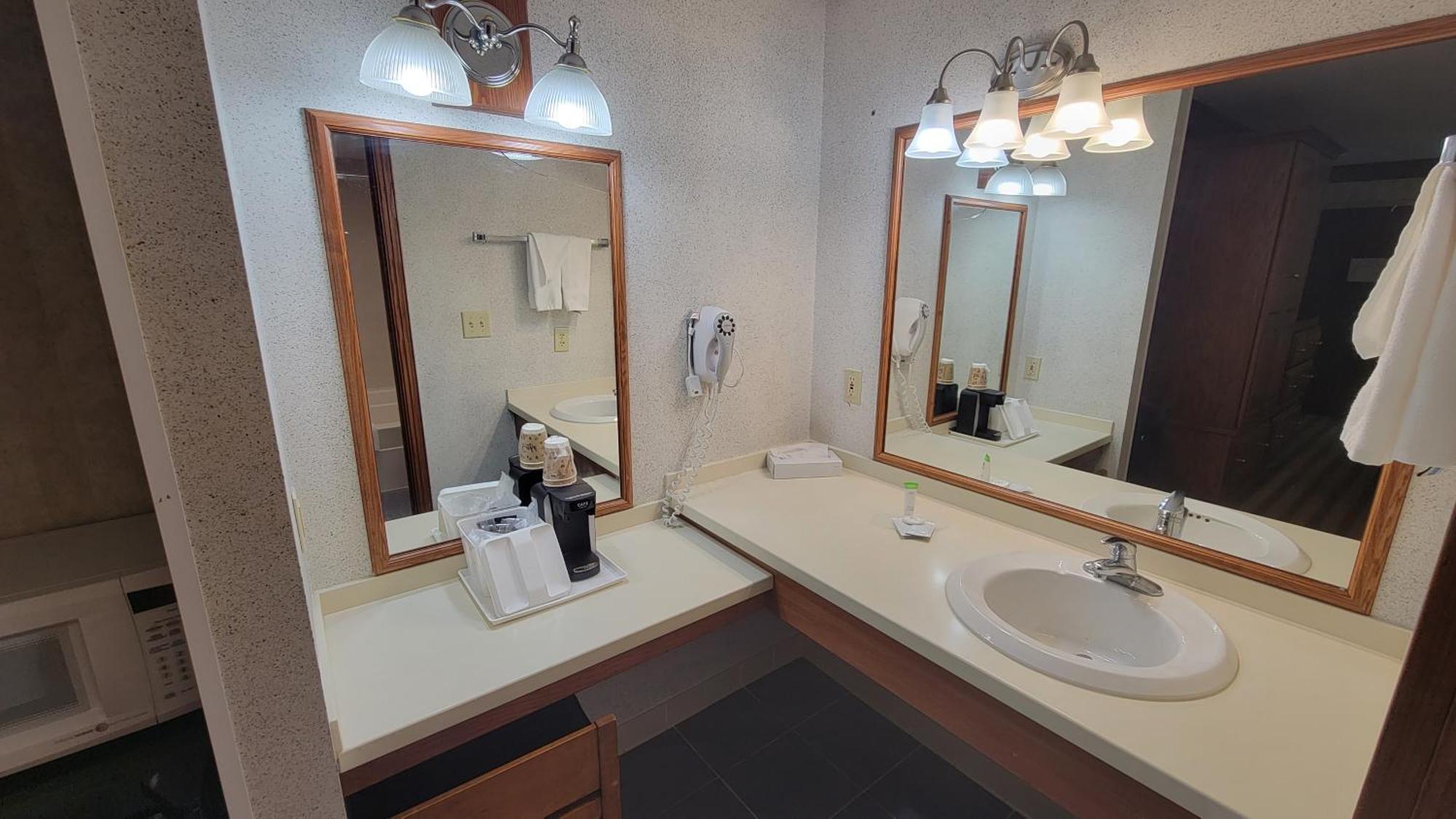 Ramada By Wyndham Saginaw Hotel & Suites Екстериор снимка