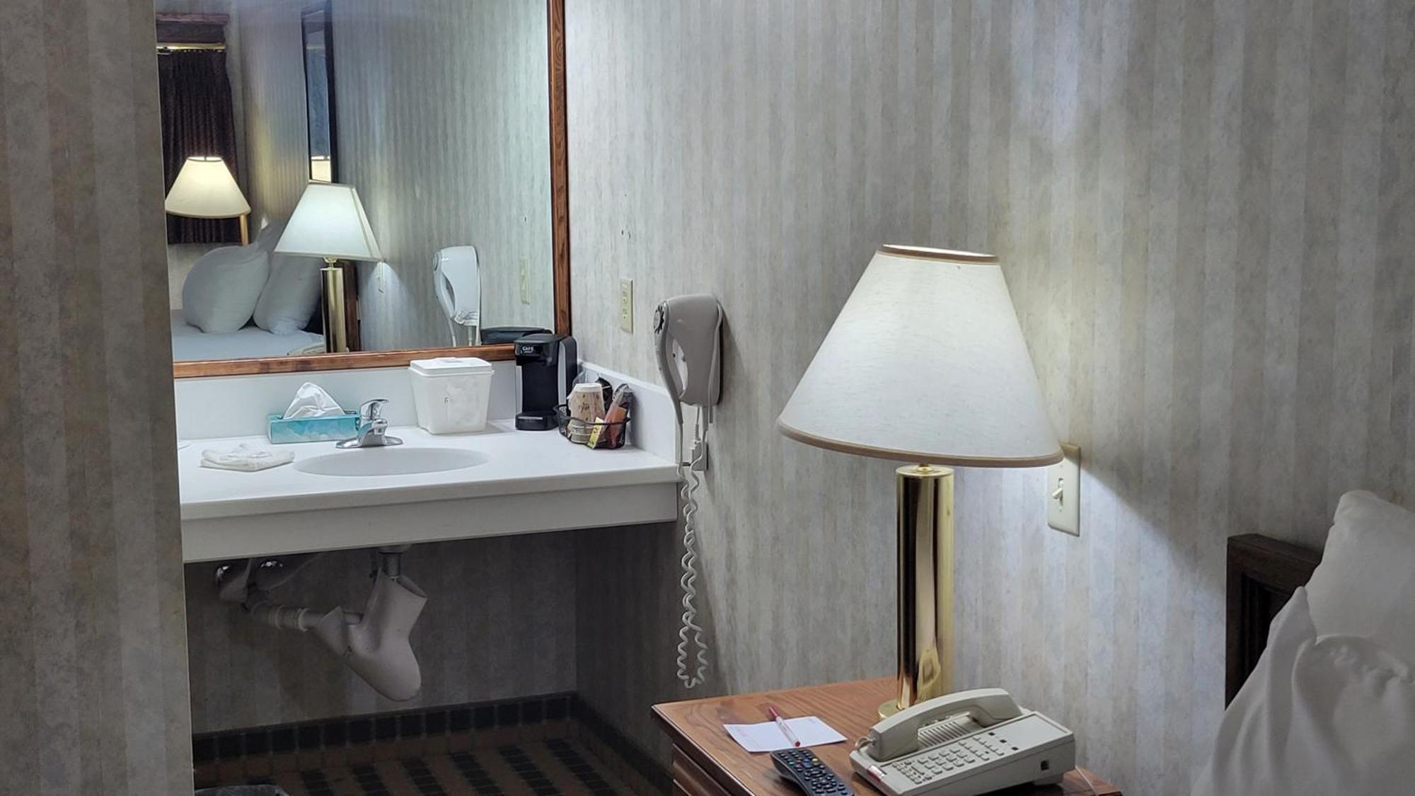 Ramada By Wyndham Saginaw Hotel & Suites Екстериор снимка