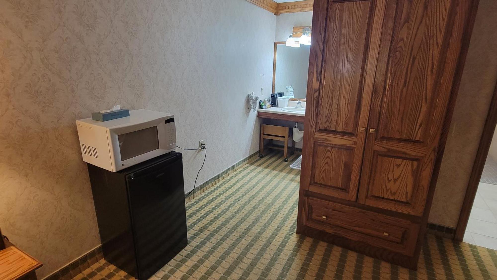 Ramada By Wyndham Saginaw Hotel & Suites Екстериор снимка