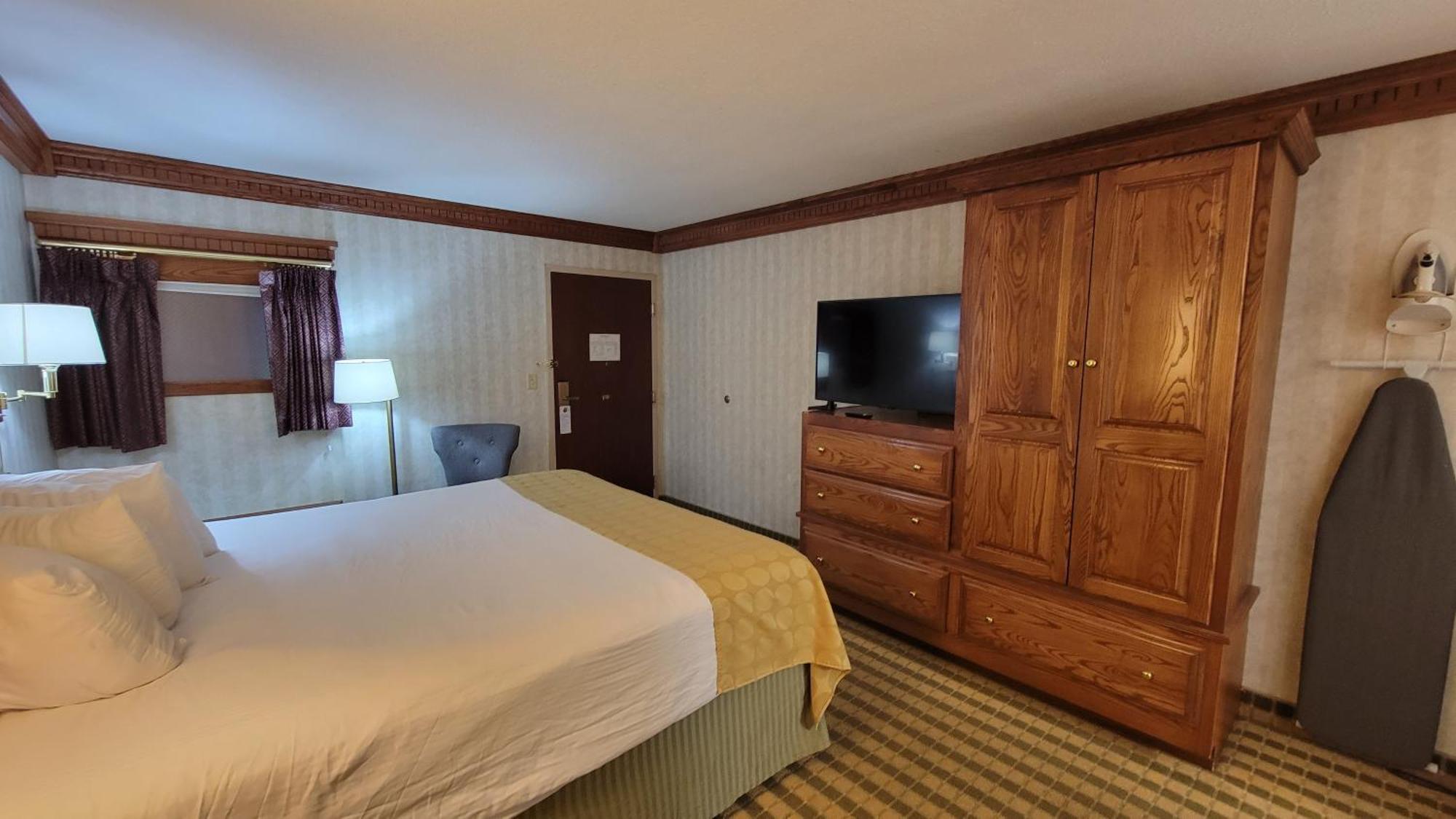 Ramada By Wyndham Saginaw Hotel & Suites Екстериор снимка