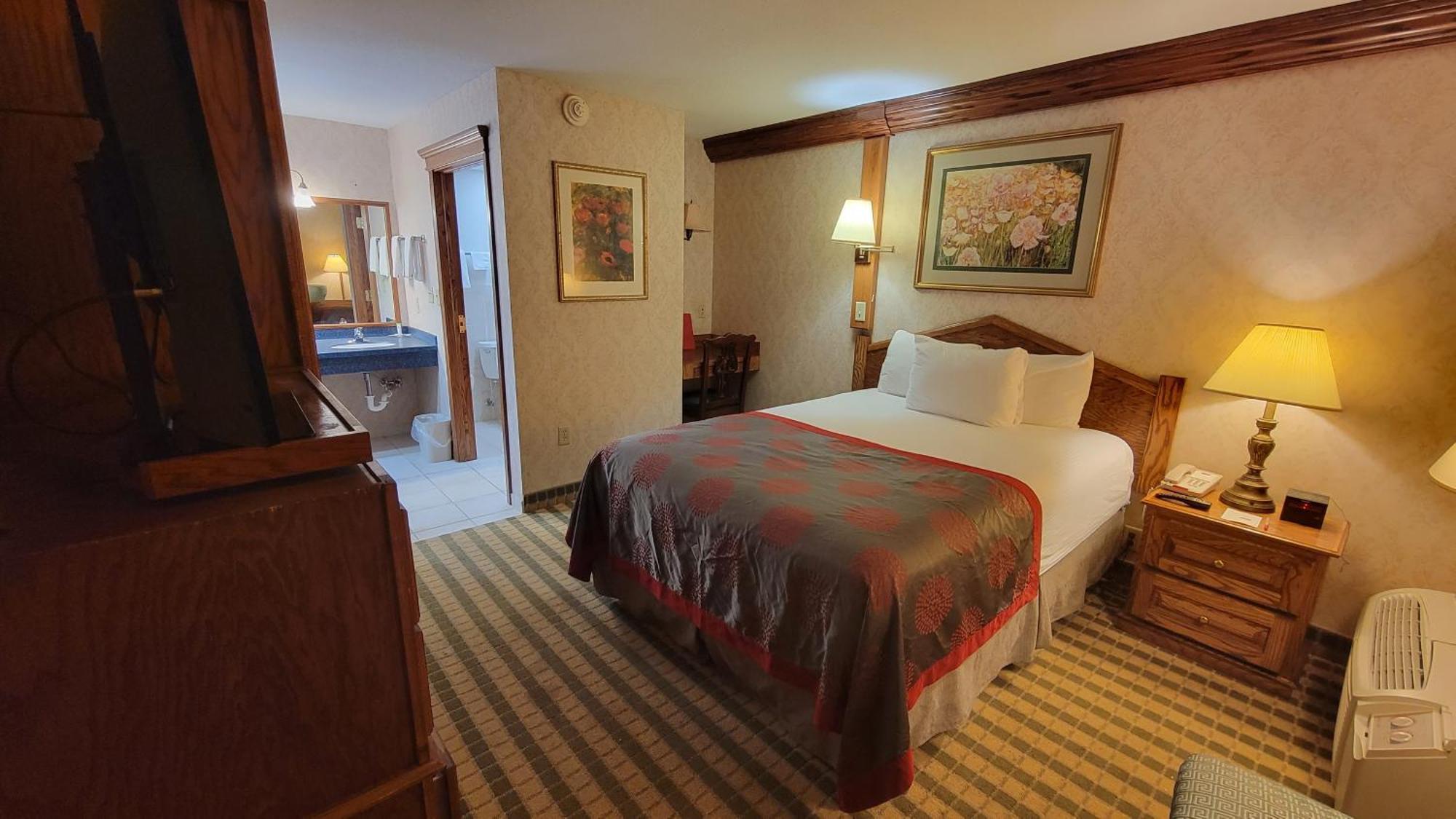 Ramada By Wyndham Saginaw Hotel & Suites Екстериор снимка