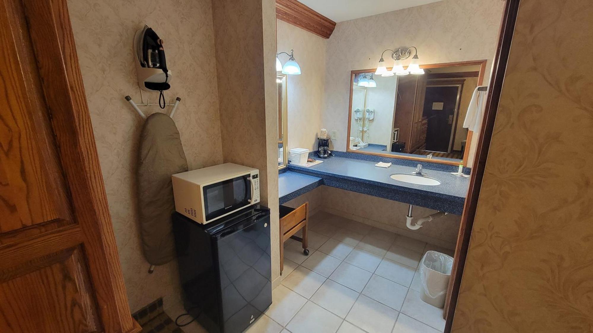 Ramada By Wyndham Saginaw Hotel & Suites Екстериор снимка