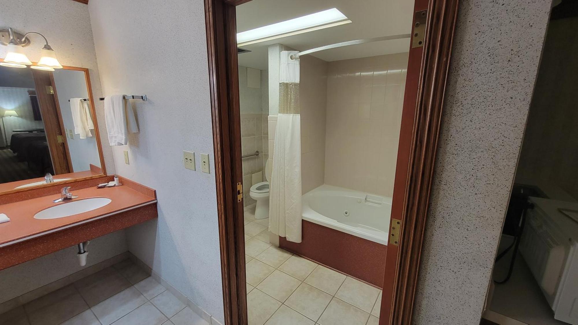 Ramada By Wyndham Saginaw Hotel & Suites Екстериор снимка
